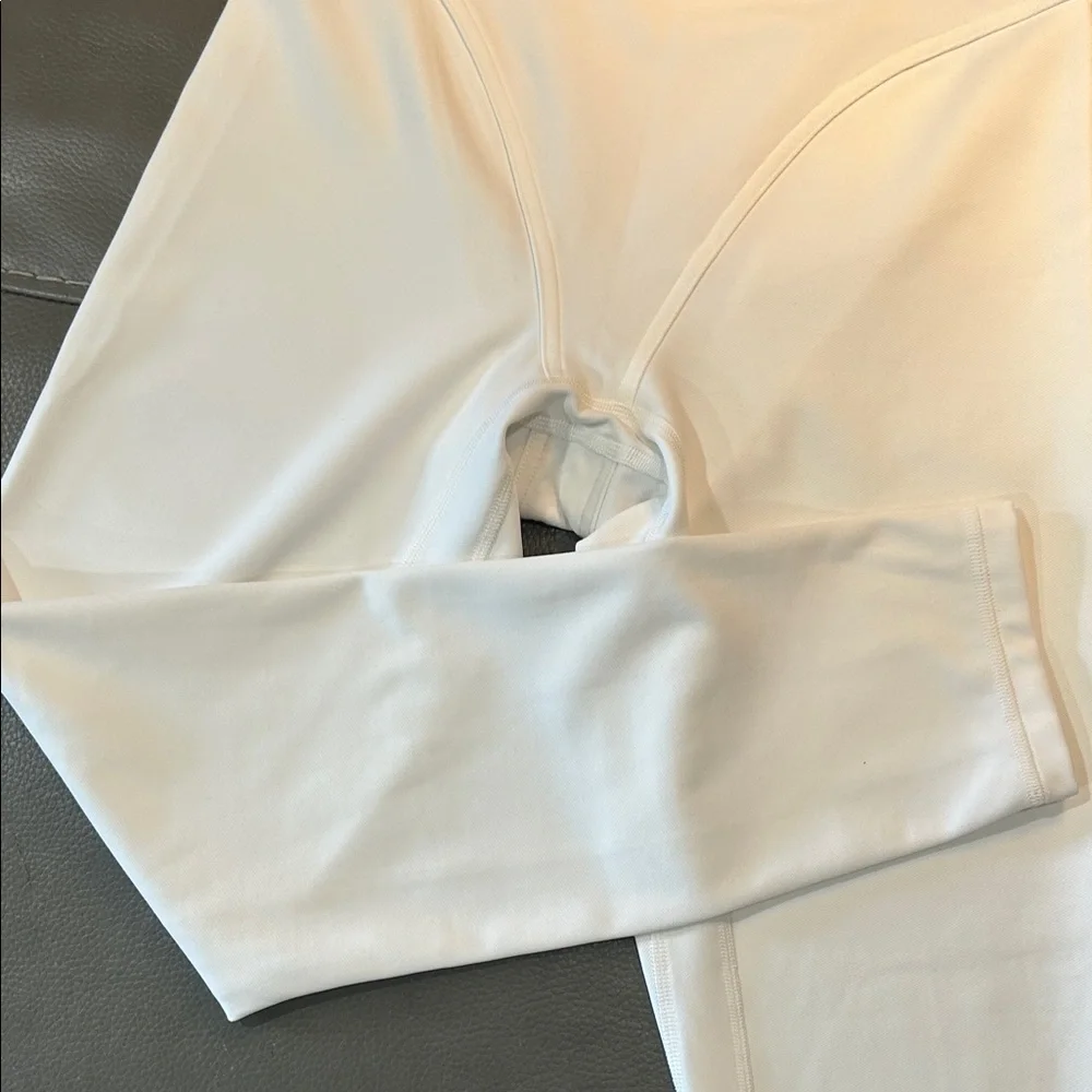 Lululemon Aerobic High-Rise 24” Tight White Leggings. Size 6 - Picture 5 of 8
